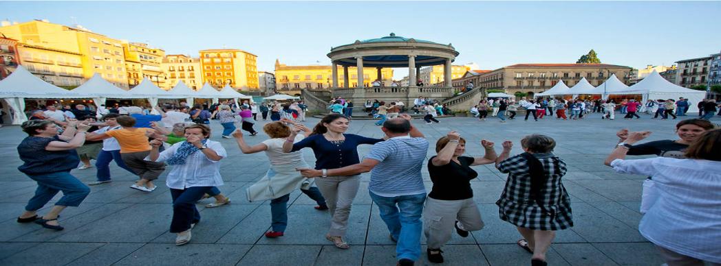 Bailables de txistu y gaita en la Plaza del Castillo