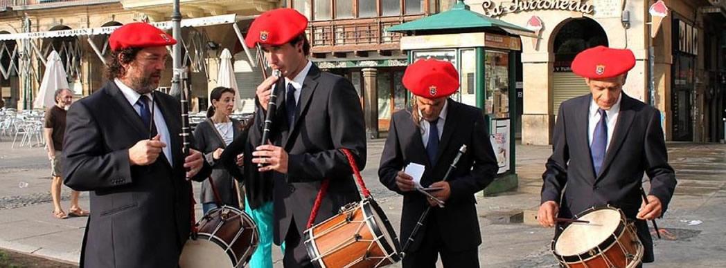 Dianas matutinas de los Txistularis y Gaiteros de Pamplona