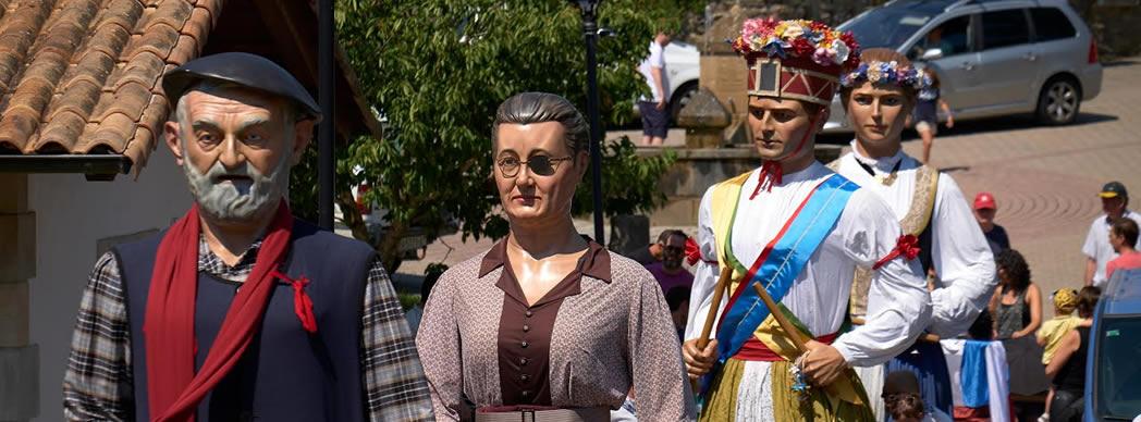 Actuación de los gigantes del Valle de Egüés