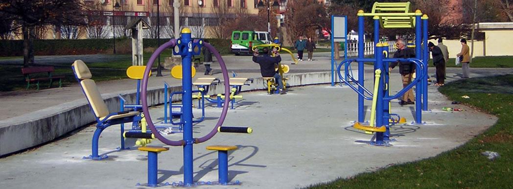Gimnasia al aire libre en gimnasios urbanos combinado con el entorno