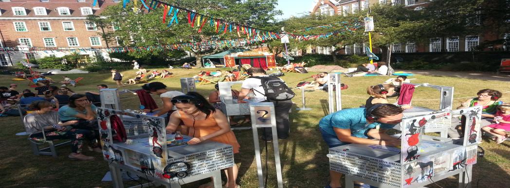 En familia en la fachada: "Micro Shakespeare"
