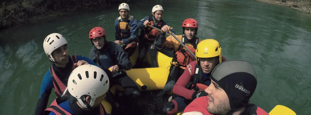 Anfas Estella y Mugitu Aventura limpian parte del río Ega en kayak