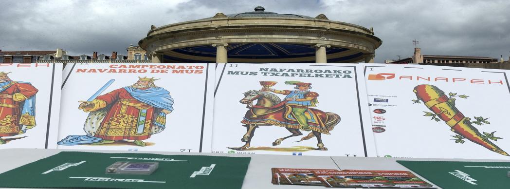 Presentación y Reto del Campeonato de Navarro de Mus en la Plaza del Castillo