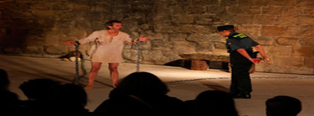 Teatro en la fachada del Gayarre: "Segismundo, Acto primero"