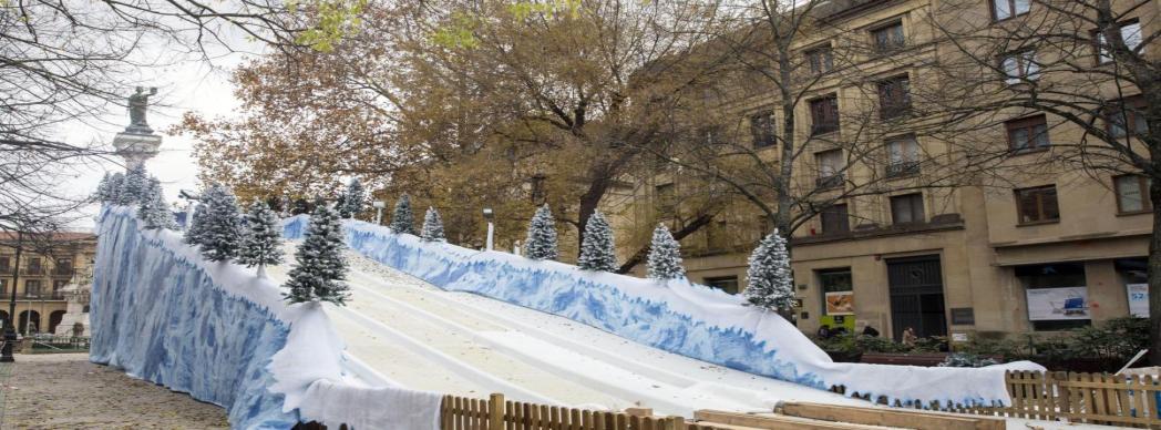 Tobogán gigante de nieve artificial en el Paseo Sarasate