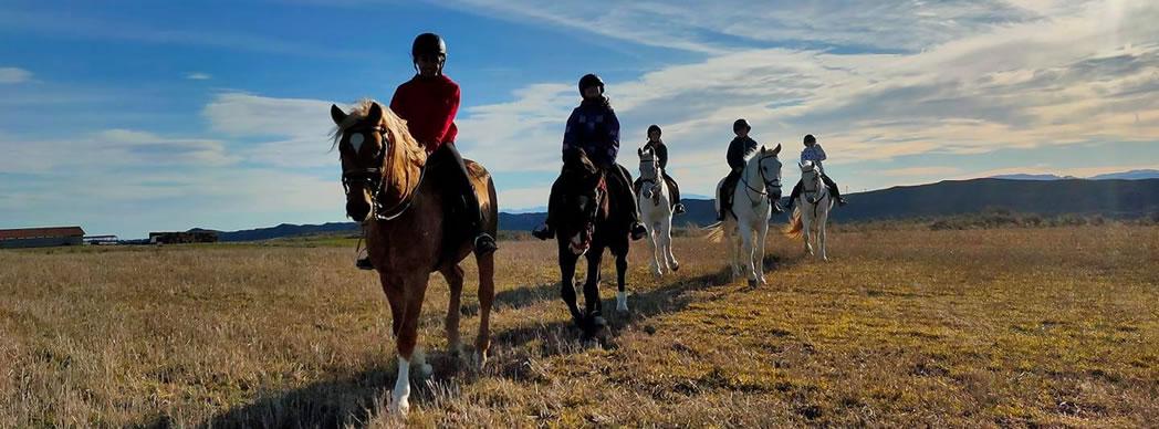 Turismo rural en familia: Ruta guiada + bocata + tarde en Hípica Zahorí