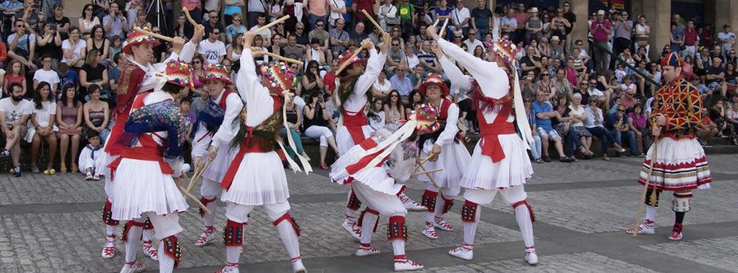 Danzas de Trokeo en la Plaza de los Burgos