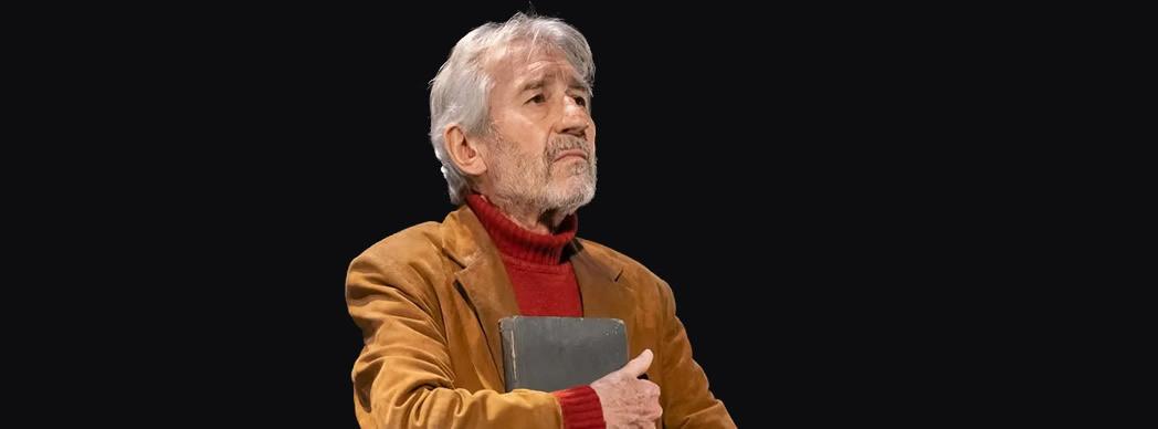 Teatro: "Señora de rojo sobre fondo gris"