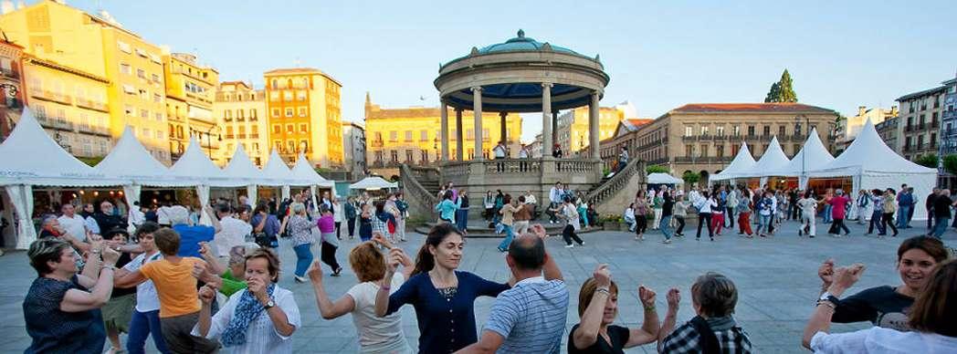 Bailables de txistu y gaita en la Plaza del Castillo