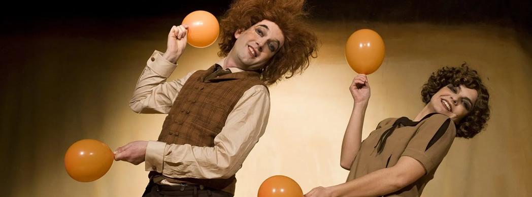 Teatro en la fachada del Gayarre: "Globe Story"