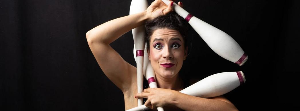 Teatro en la fachada del Gayarre: "¡Qué circo de mujer!"